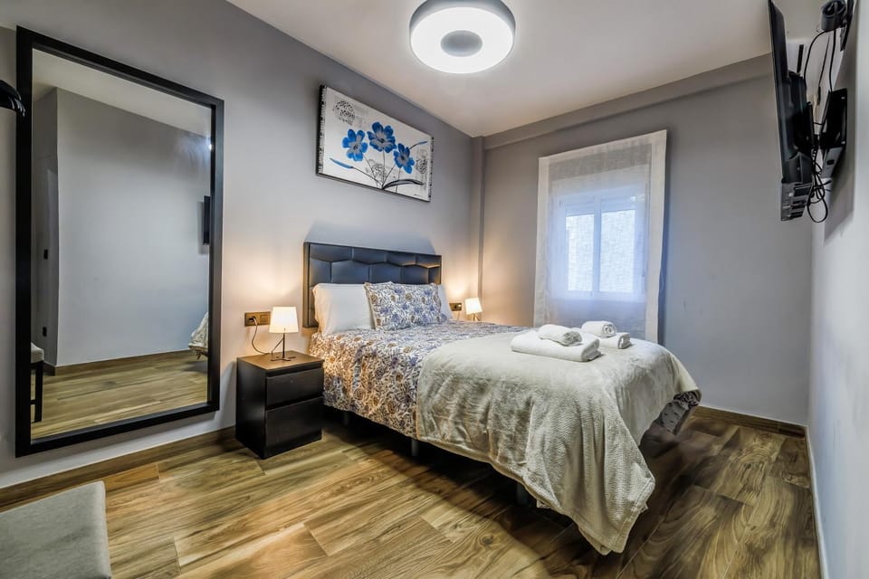 Bed, TV and multimedia, Bedroom, towels