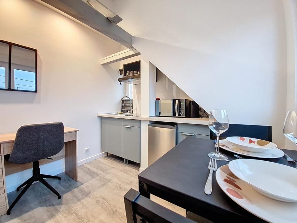 Kitchen or kitchenette, Living room, Seating area, Dining area