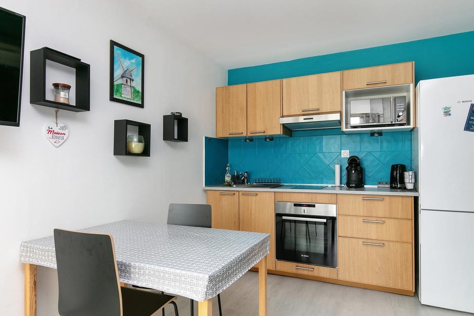Kitchen or kitchenette, Living room