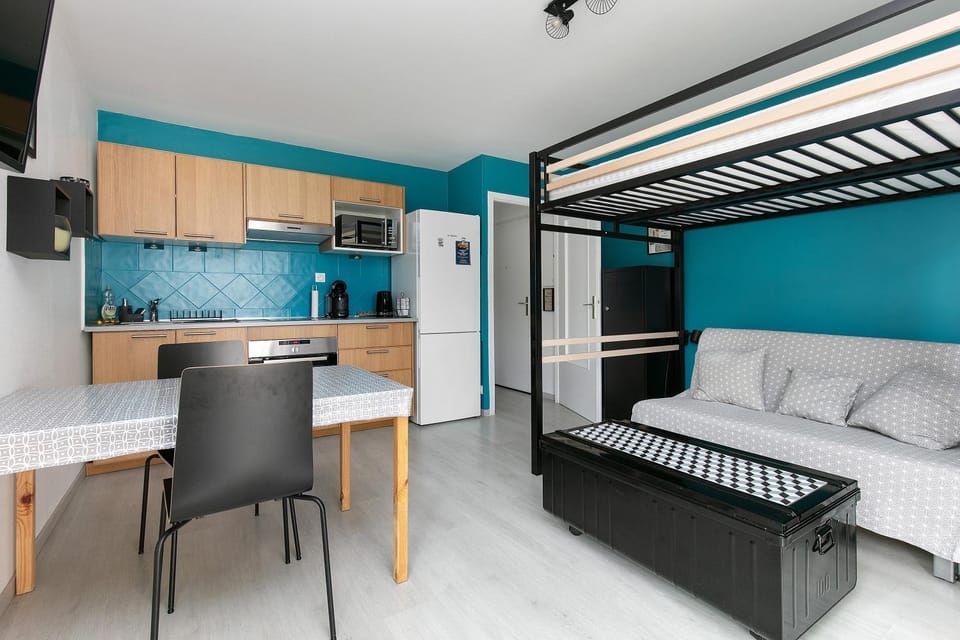 Property building, Living room, Bedroom