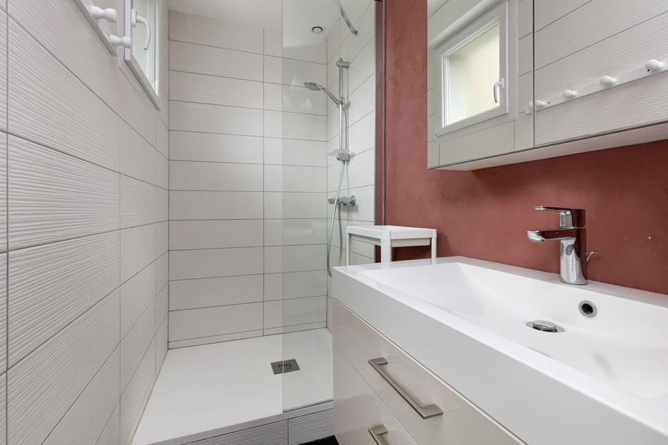 Bathroom, Living room