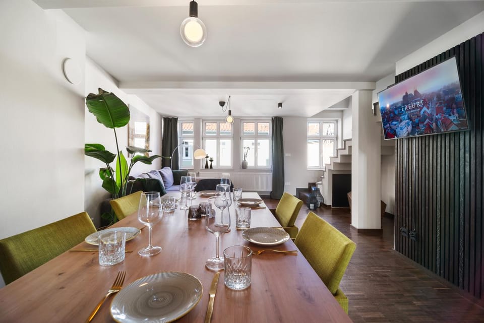 TV and multimedia, Living room, Seating area, Dining area