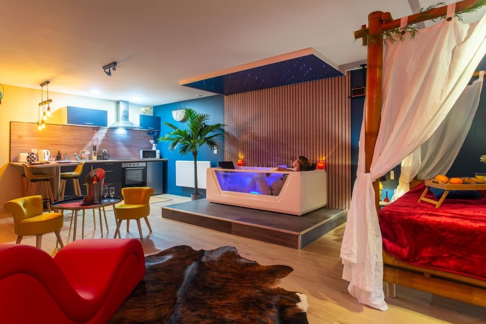 Hot Tub, Living room, kitchen