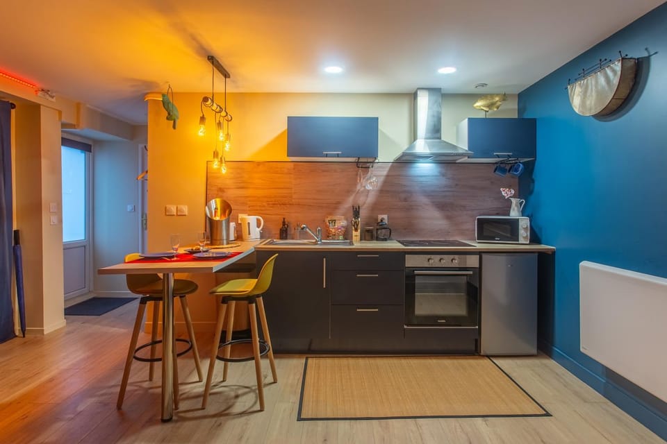 Coffee/tea facilities, internet, microwave, oven, stove, toaster, kitchen