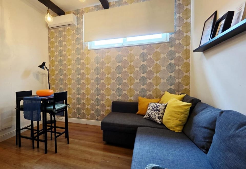 Bed, Living room, Seating area, Dining area, Lunch