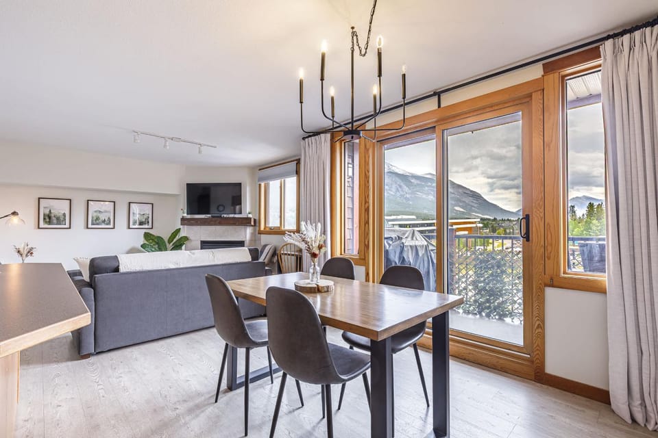 Morningside - Pet Friendly Stunning Mtn Views House in Canmore