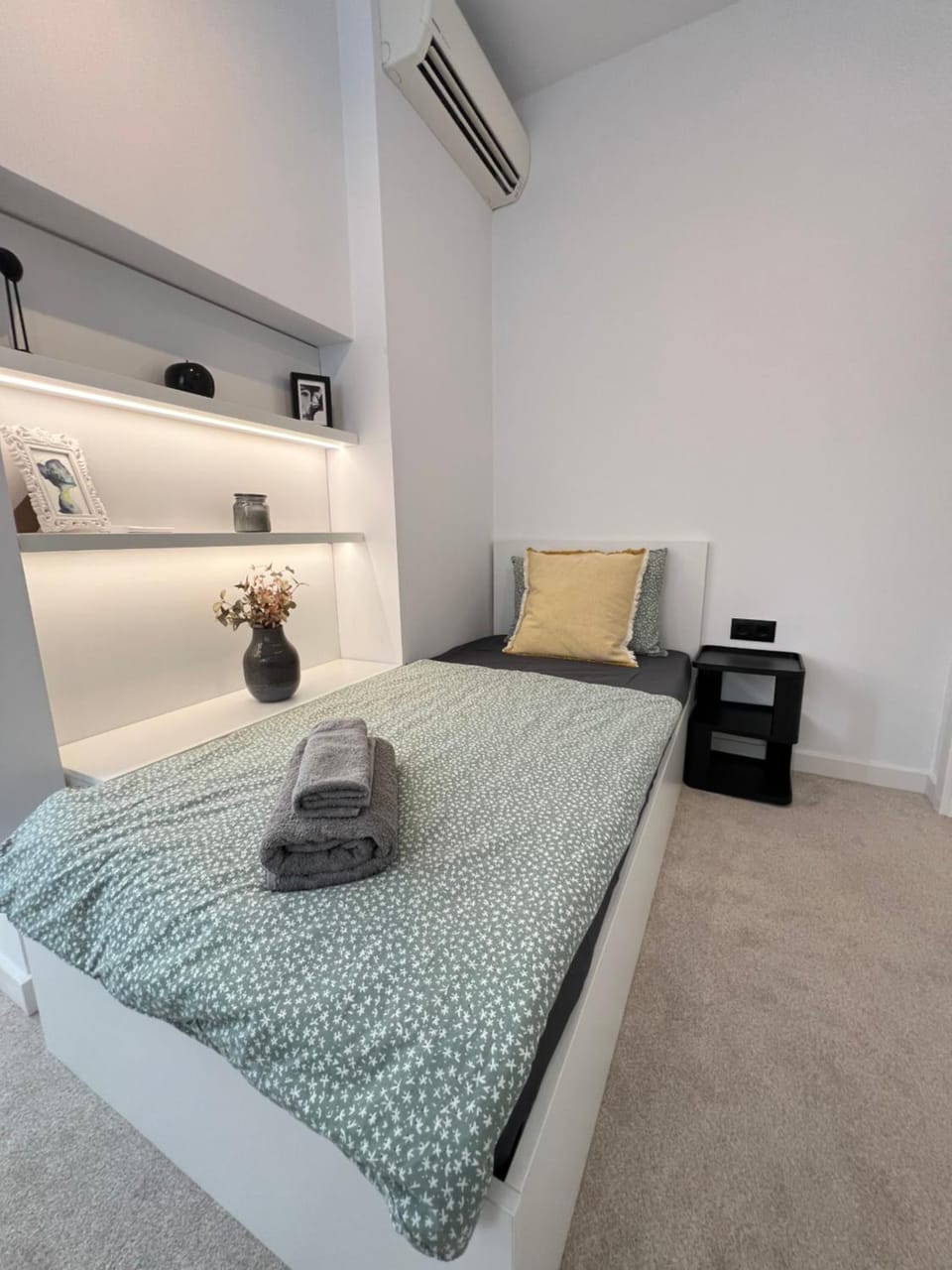 Bed, Bedroom, air conditioner