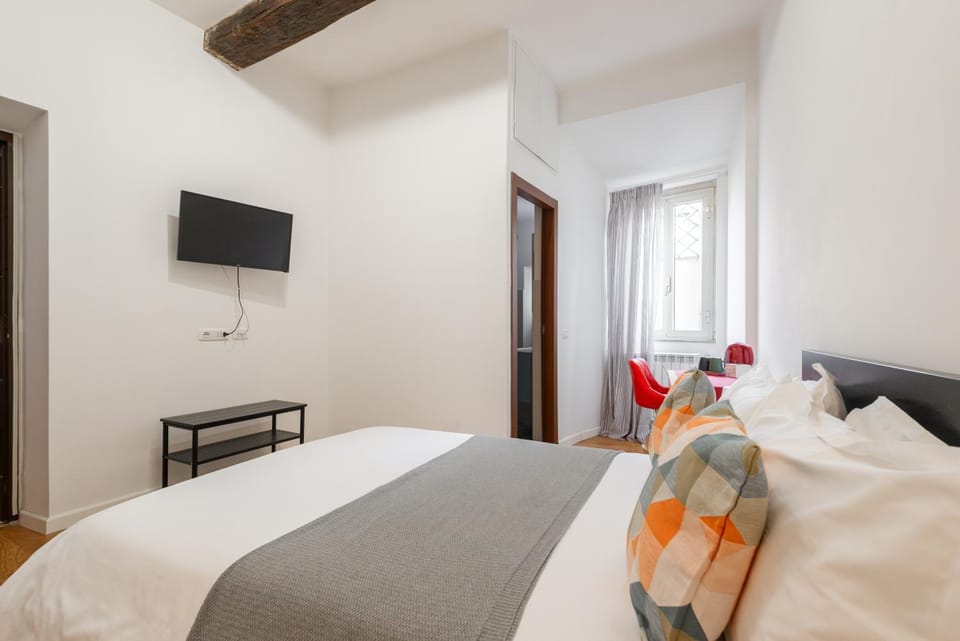 Bed, TV and multimedia, Photo of the whole room, Bedroom