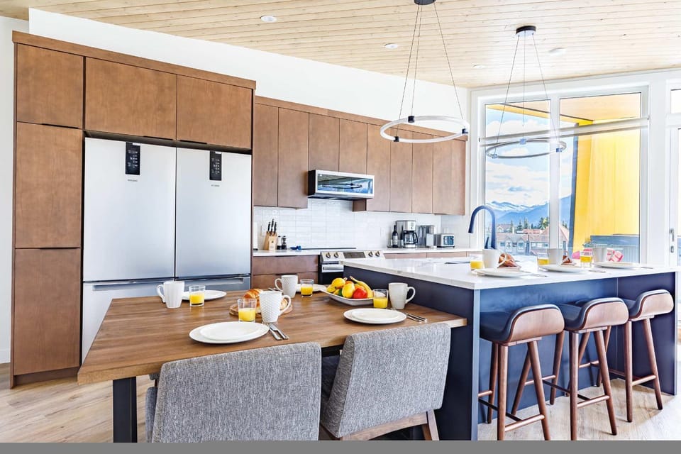 Kitchen or kitchenette, Dining area, oven, stove