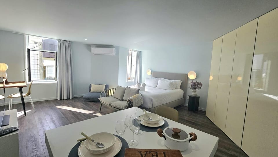 Bed, TV and multimedia, Living room, Photo of the whole room, Dining area, Bedroom, Street view, wardrobe