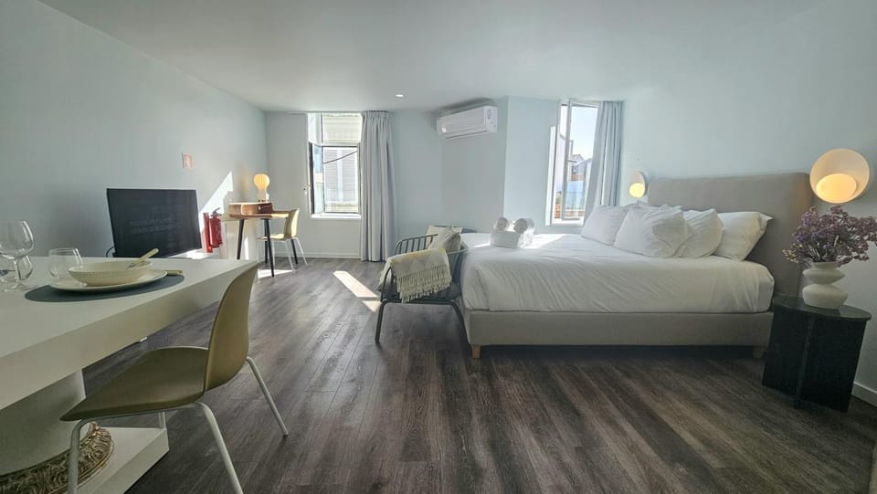 Bed, TV and multimedia, Living room, Photo of the whole room, Dining area, Bedroom
