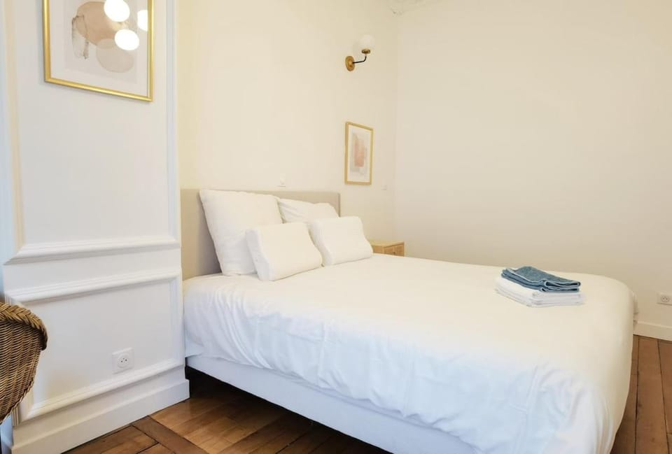 Haussmann 2BR Apt in Le Marais for 6 & 3mns to metro Apartment in Paris