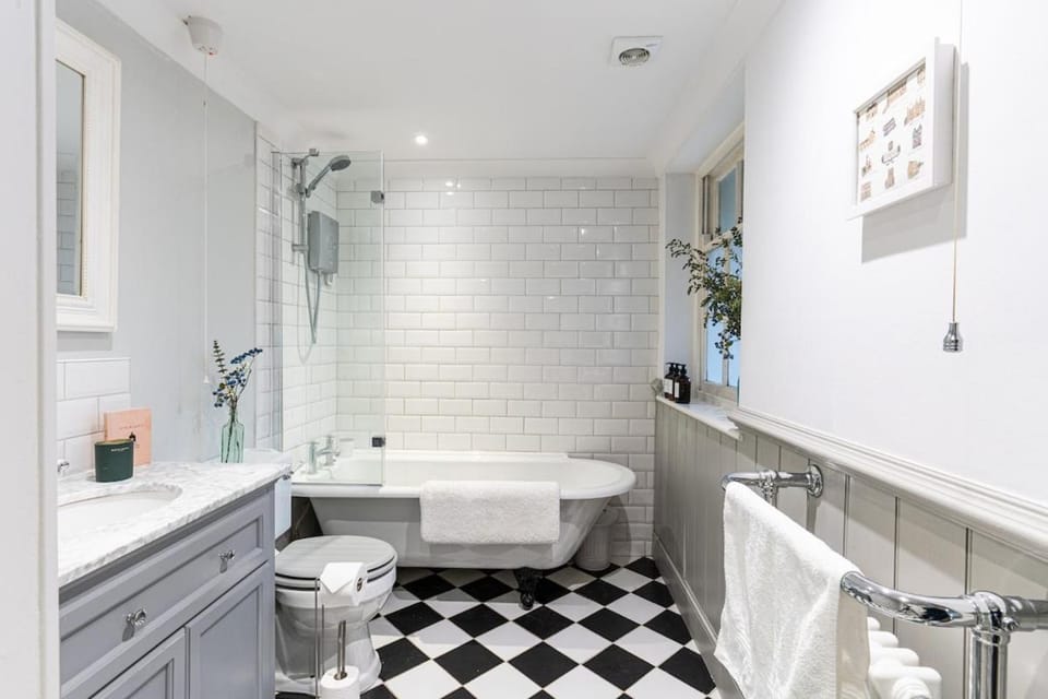 Shower, Toilet, Bathroom, Bath, towels