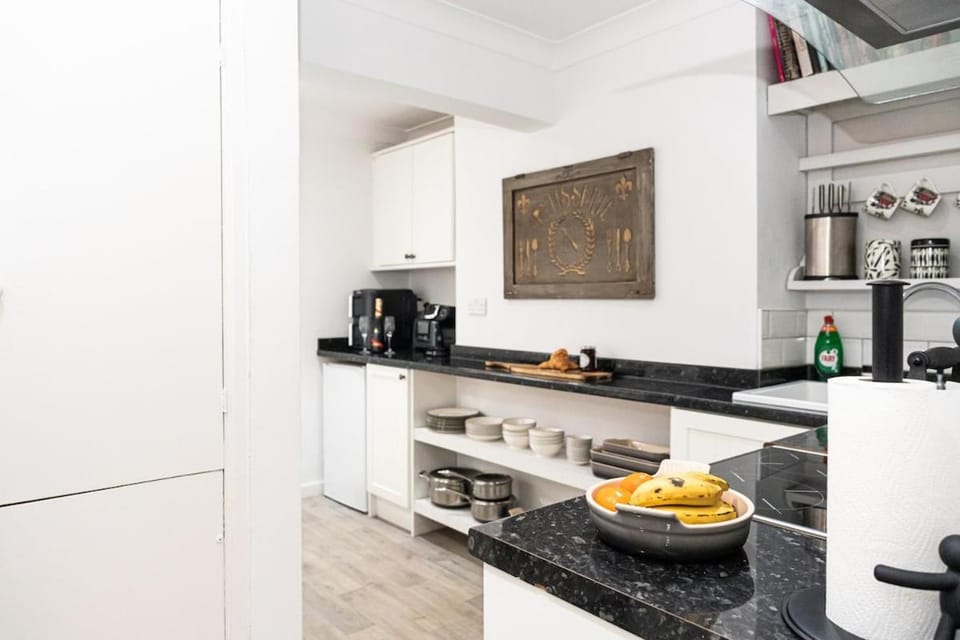 Coffee/tea facilities, Kitchen or kitchenette, Food and drinks, Food, stove, toaster