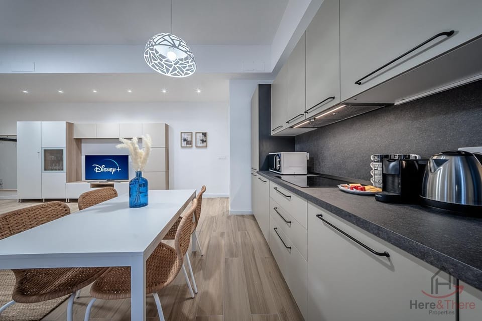 Coffee/tea facilities, Dining area, oven