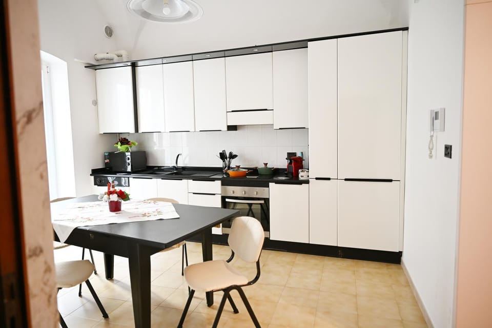 Kitchen or kitchenette, Dining area, oven, stove