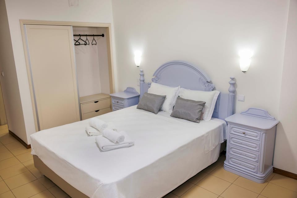 Bed, Bedroom, towels, wardrobe
