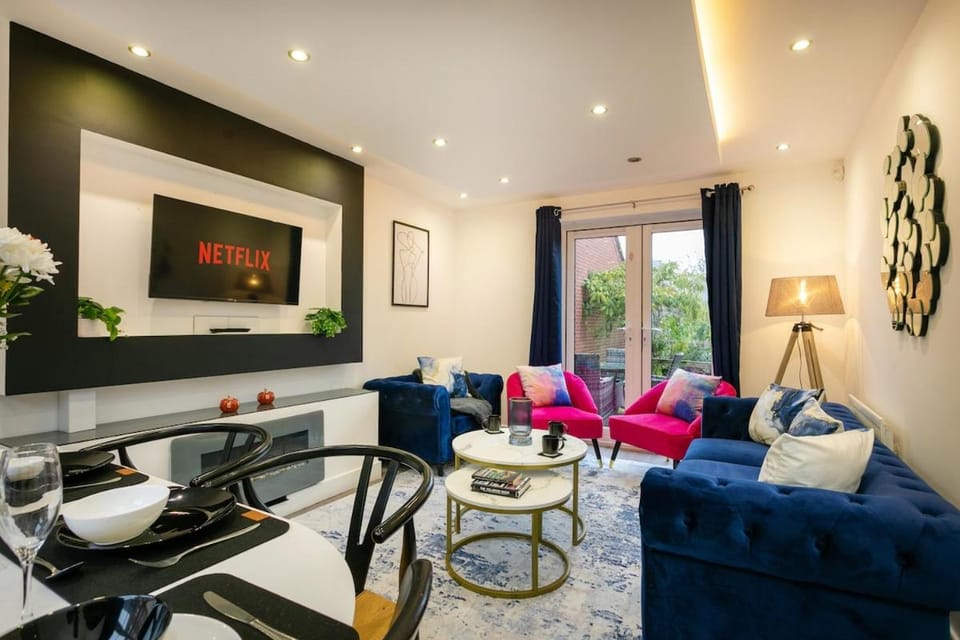 TV and multimedia, Living room, Seating area, Dining area