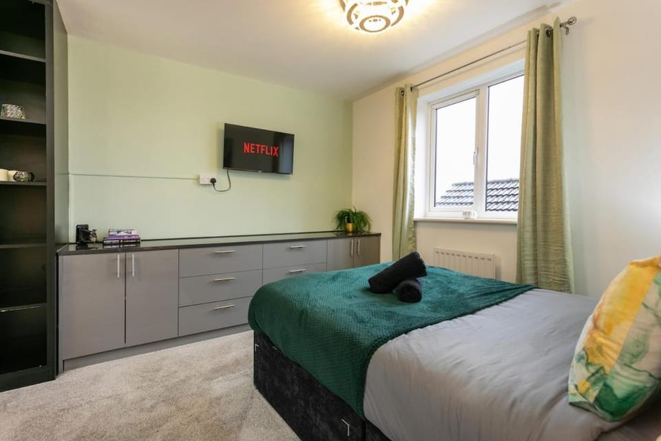 Bed, TV and multimedia, Bedroom, towels