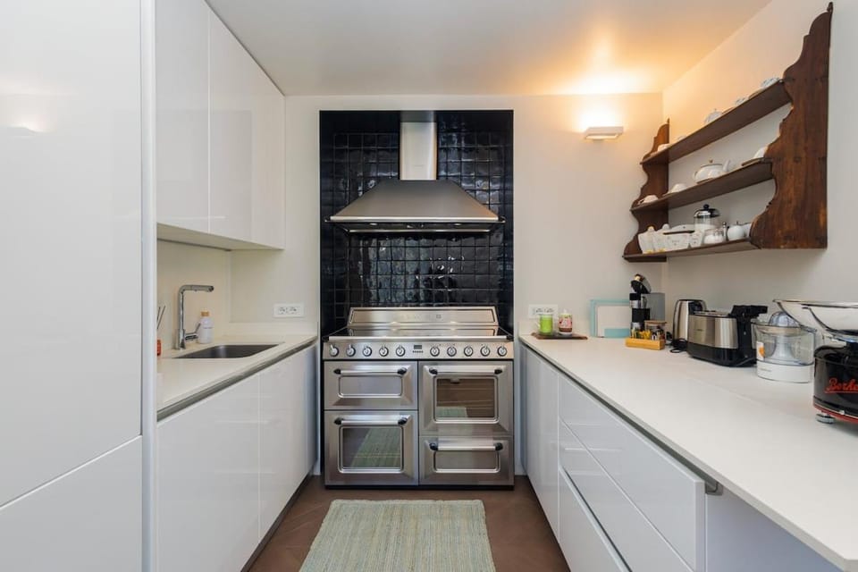 Coffee/tea facilities, Kitchen or kitchenette, dishwasher, oven, stove, toaster