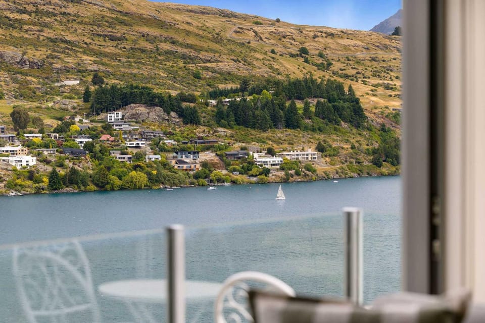 Natural landscape, Balcony/Terrace, Lake view, Mountain view