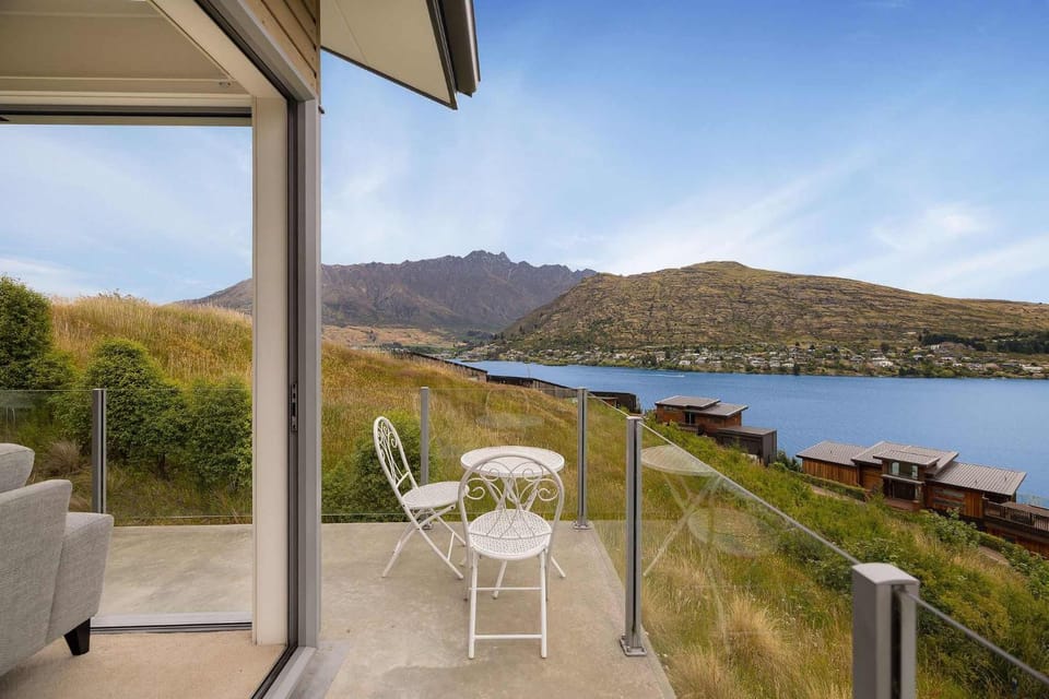 Patio, View (from property/room), Balcony/Terrace, Seating area, Lake view, Mountain view