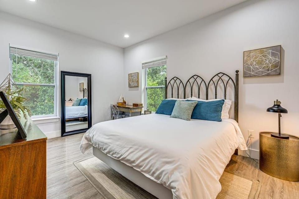 5 Bedrooms Patio Lounge Luxury Kitchen House in Lutz