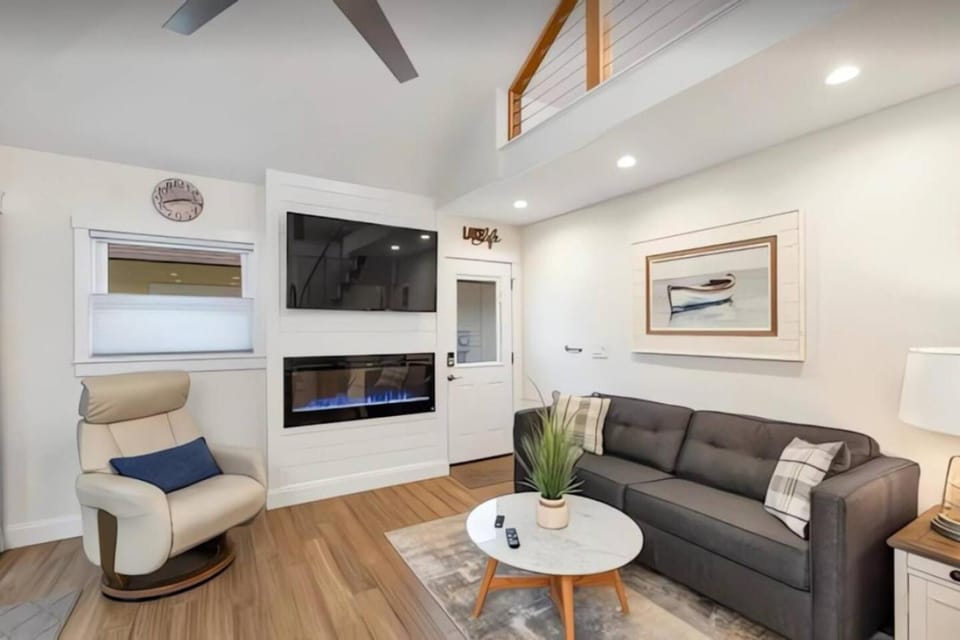 Winnipesaukee Retreat| Beach + Pool| Dock Option House in Gilford