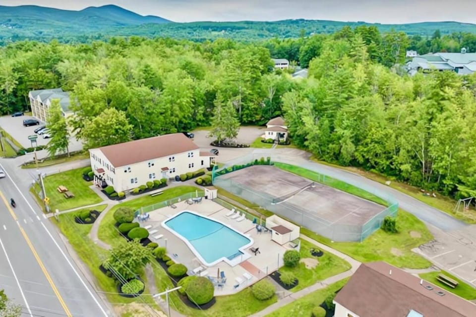Winnipesaukee Retreat| Beach + Pool| Dock Option House in Gilford