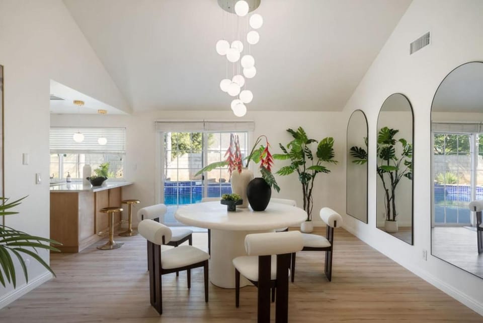 Sunlit Oasis with Heated Pool and Jacuzzi 20 minutes to Disneyland House in Placentia