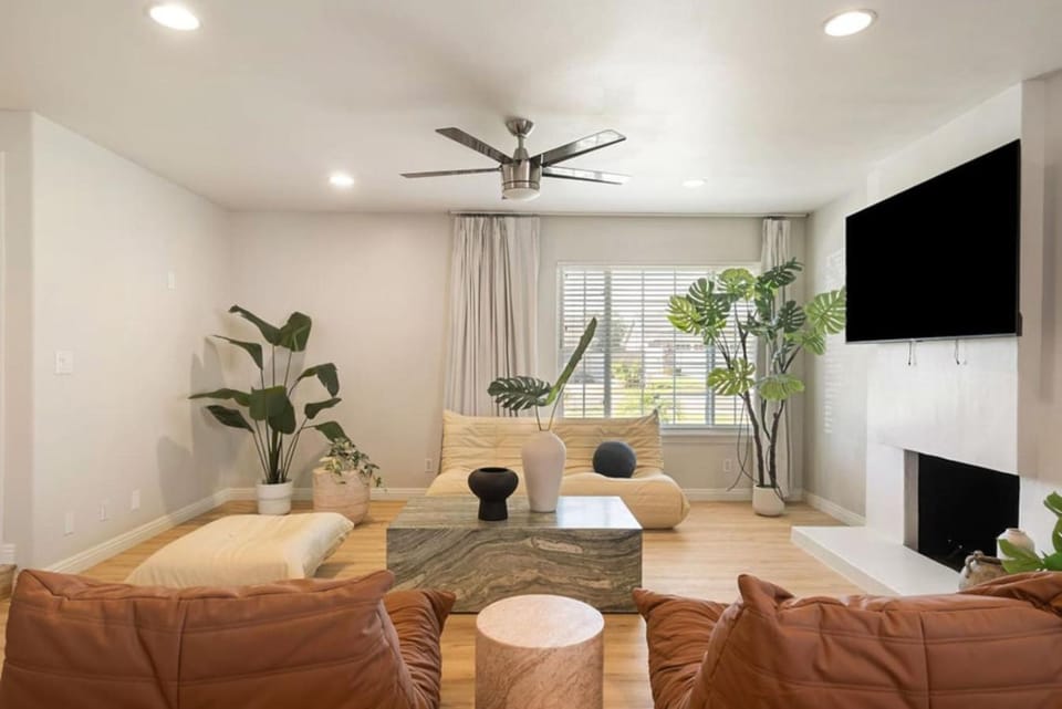 Sunlit Oasis with Heated Pool and Jacuzzi 20 minutes to Disneyland House in Placentia