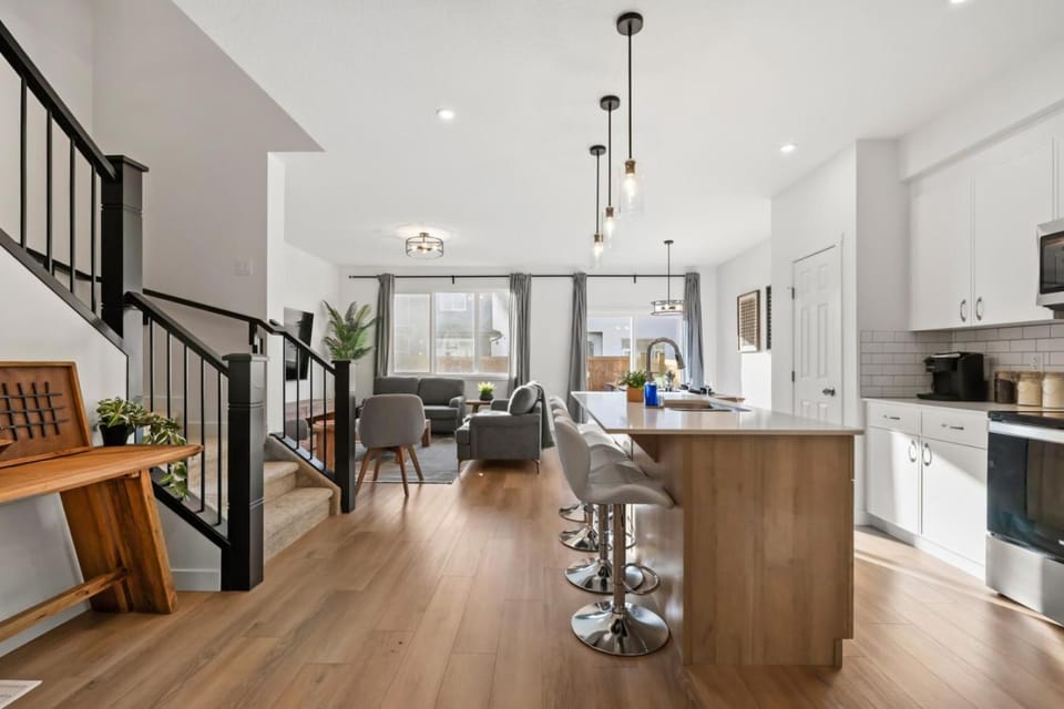 Luxe Retreat with Gym, Ping Pong, King Bed, Near WEM House in Edmonton