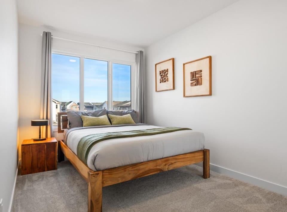 Luxe Retreat with Gym, Ping Pong, King Bed, Near WEM House in Edmonton