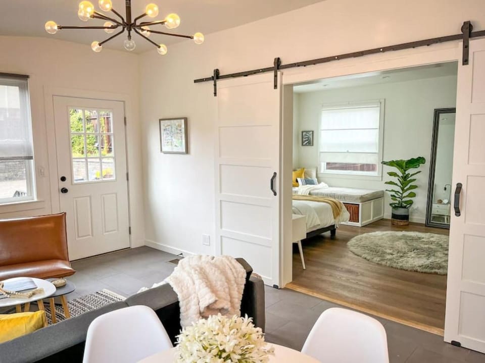 Hot Tub Bright Modern steps to downtown Apartment in San Anselmo