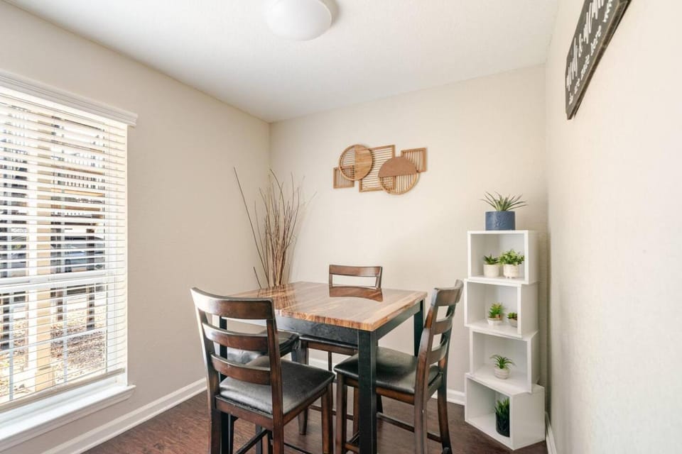 Cozy 1Bed 1Bath Apt by Downtown and Farmers Market) Apartment in Harris County