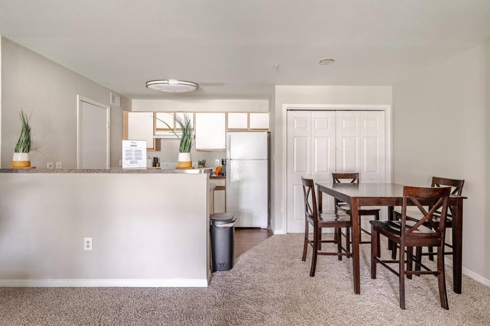 Beige 1Bed 1Bath NRG at 5 min walk Free Parking Apartment in Houston