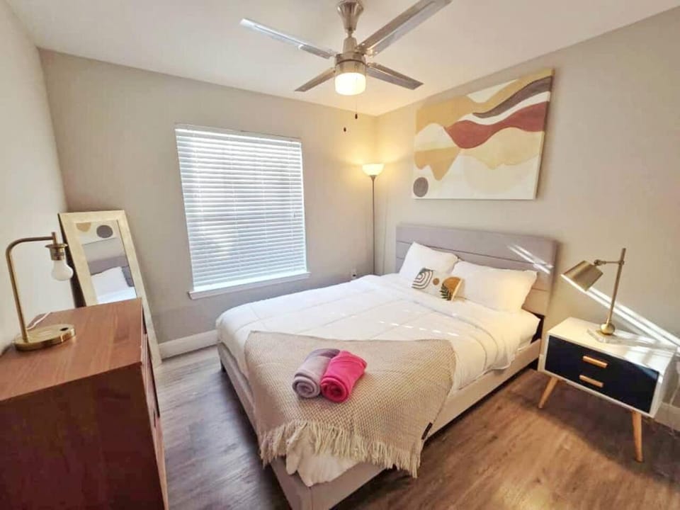 Earthy 3Bed 2Bath Apt at 5 min walk to NRG stadium Apartment in Houston