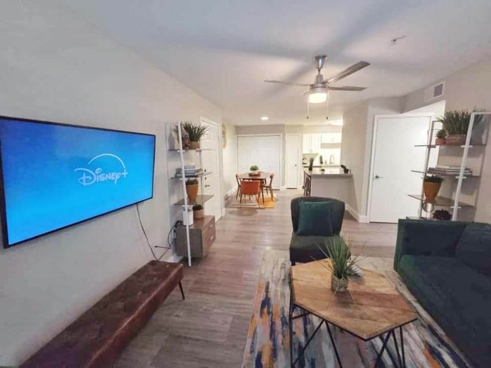 Earthy 3Bed 2Bath Apt at 5 min walk to NRG stadium Apartment in Houston