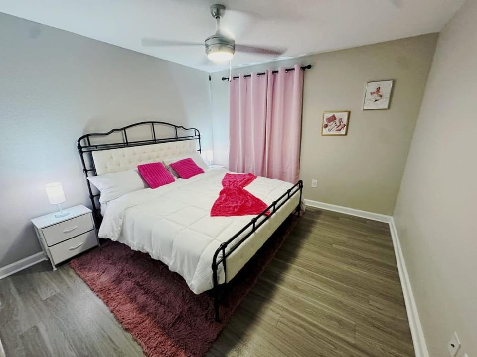 Gothic Blush King 2Bed near TMC and infront of NRG Apartment in Houston