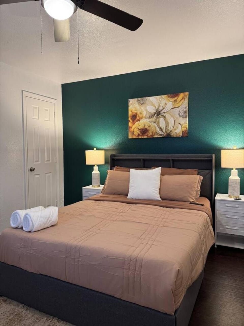 Pink 1Bed 5 miles from Downtown Free Parking Apartment in Houston