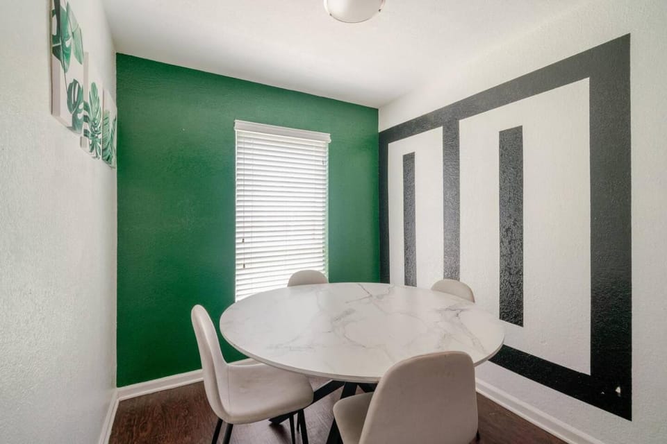 Pool Table Luxury 1Bed Apt in Downtown and Heights Apartment in Houston