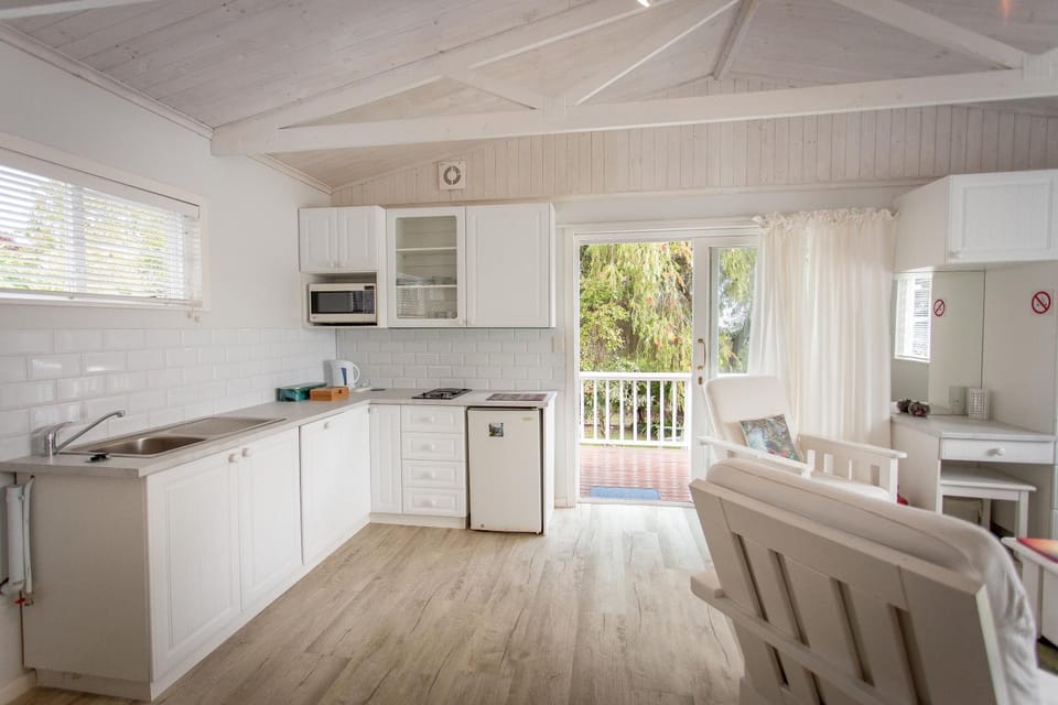 Kitchen or kitchenette, Dining area, minibar, stove