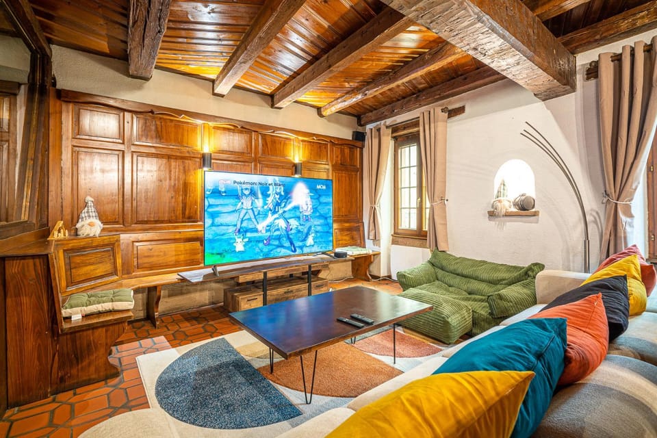 Communal lounge/ TV room, TV and multimedia, Living room, Seating area, Evening entertainment