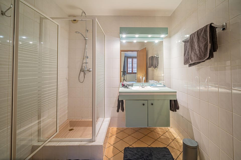 Shower, Bathroom, towels