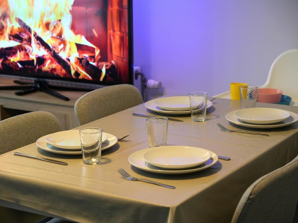 TV and multimedia, Living room, Seating area, Dining area