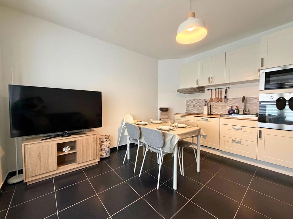 TV and multimedia, Kitchen or kitchenette, Dining area, dishwasher, oven, stove