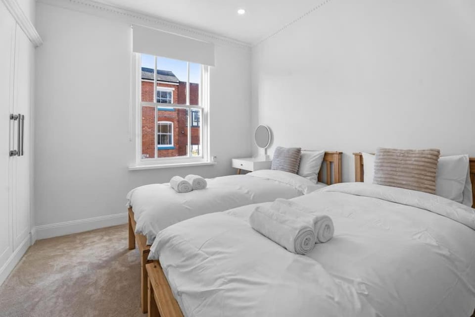 Luxury Grade II Townhouse Jewellery Quarter Sleeps 11 Spa Bathroom Birmingham City Centre House in Birmingham