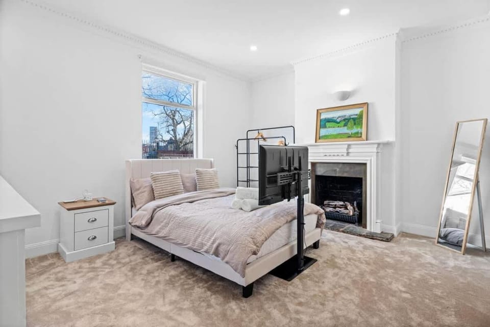 Luxury Grade II Townhouse Jewellery Quarter Sleeps 11 Spa Bathroom Birmingham City Centre House in Birmingham