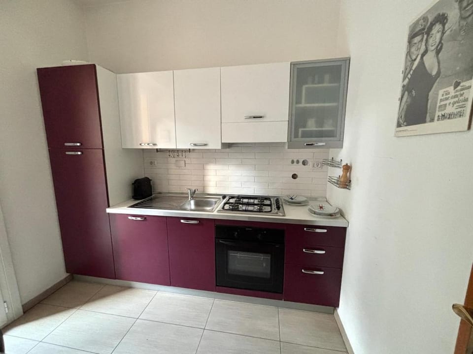 Coffee/tea facilities, Kitchen or kitchenette, dishwasher, stove