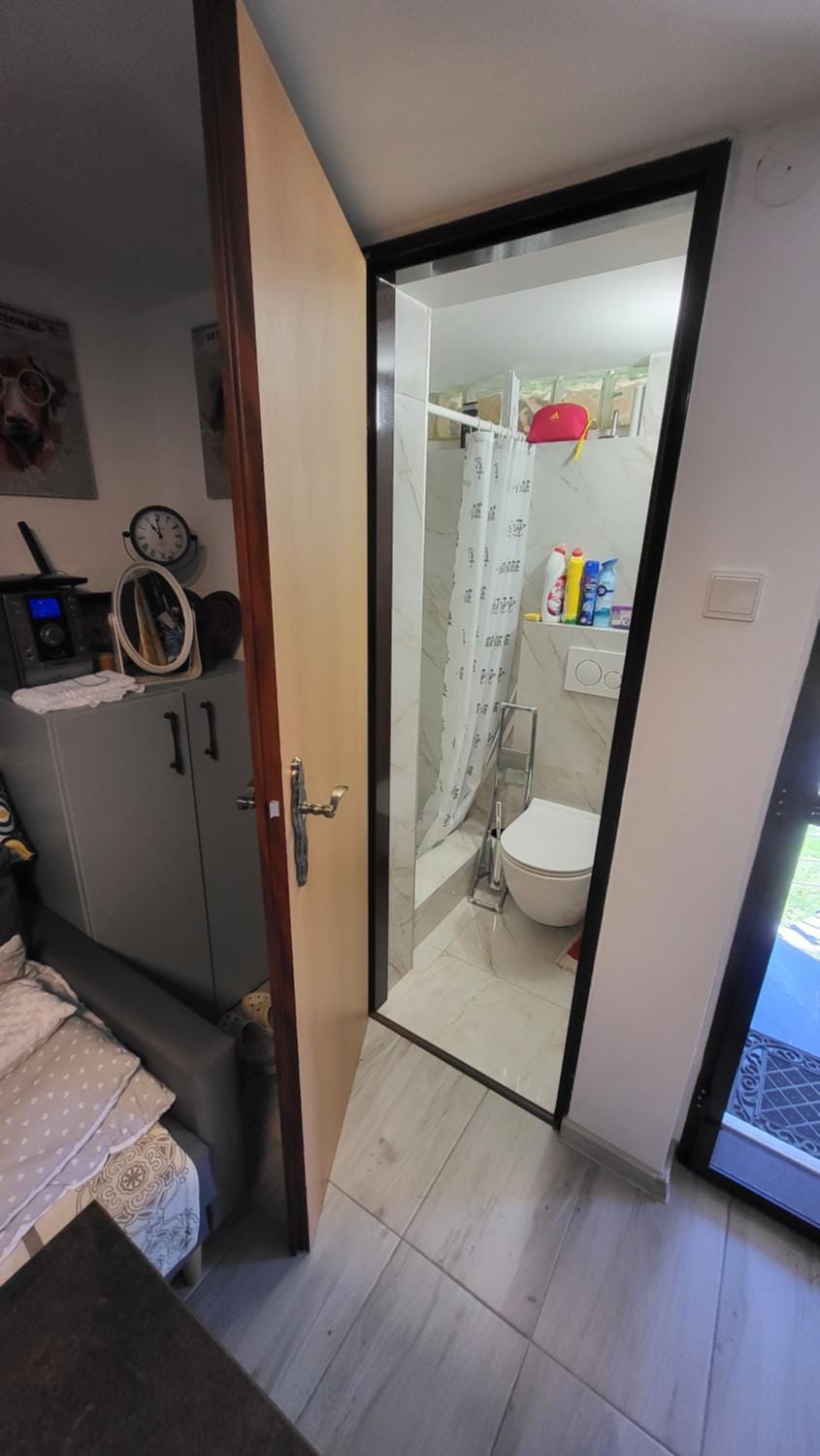 Shower, Toilet